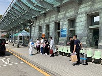 　連江縣1日全縣海空入境全面配合進行篩檢，南竿下機旅客配合快篩。（圖／文：馮紹夫）