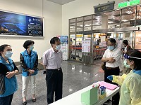 　縣長劉增應3日前往機場檢視快篩動線流程，呼籲入境旅客全面配合篩檢。（圖／文：馮紹夫）