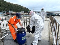 　第1線環保人員全副武裝，身著防護衣前往收取居家隔離者產生的垃圾。（圖／文：陳鵬雄）