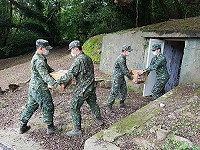 機步連人員進行戰備物資搬運。(圖/文:程婉琳)