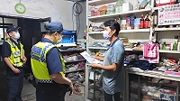 新冠肺炎全國3級警戒管制延長至6月28日,莒光鄉公所偕同莒光警察所,持續加強公共空間消毒、防疫宣導及稽查工作,防堵病毒入侵。(圖/文:宋幸儒)