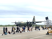 　國防部每週一架次C-130軍機疏運往返官兵，政戰主任唐明德向返馬官兵加強防疫宣導。（圖／文：馮紹夫）