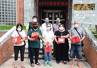 　端午佳節在即，副縣長王忠銘偕同議長張永江、南竿鄉長陳振國等人，致贈鄉內低收入戶、中低收入戶老人及身心障礙者慰問金；唐氏症基金會也配合致贈粽子送愛禮盒，由張永江代表轉贈。（圖／文：曹重偉）