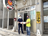 莒光鄉民代表會致贈醫警消第一線防疫人員及協助運水的LCU官兵水果禮盒,祝賀端午佳節愉快。(圖/文:宋幸儒)