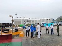 縣長兼指揮官劉增應8日上午到福澳碼頭了解旅客下船情形,並交付臺馬之星事務長就船上防疫細節工作。(圖:連江縣疫情指揮中心)