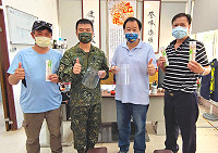 議長張永江贈送面罩、酒精等防疫物資給東引地區第一線防疫人員,由鄉長林德建、指揮官尹昌榮、警察所長陳登健代表接受。(圖:連江縣議會)