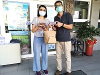 　地區業者沐光商行林倩雯及小柒咖啡邱思奇贈送醫護同仁巧克力與咖啡，表達對第一線醫護人員支持。（圖：產發處）