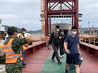 　端節連假開始，臺馬之星12日載96人入境，所有旅客、船員都在基隆完成篩檢陰性後入境。（圖／文：馮紹夫）