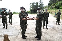 大隊長頒發加菜金及慰問品慰勉化學兵弟兄辛勞。(圖/文:余竣鎧)
