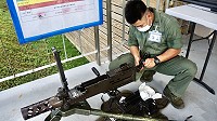 官兵細心裝備檢查及擦拭。(圖/文:許智堯)