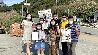 東莒國小部58屆與幼兒園36屆畢業典禮改為線上舉行,前一日畢業禮提前各別送至畢業生手中。(圖/文:蔡夢玲、東莒國小)