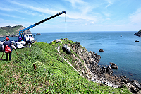 東引鄉公所僱用吊車清運圓圓澳海漂垃圾。(圖/文:陳其敏)
