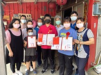 敬恆國中小線上畢業典禮溫馨感人,校長及師長親自到畢業生家頒發畢業證書及獎項,祝福畢業生展翅高飛前程萬里。(圖/文:宋幸儒)