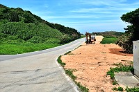 東引保修排營區附近道路進行土方回填,改善路面與鄰接草生地的高低落差。(圖/文:陳其敏)