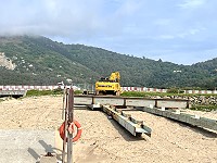 　塘后道機場箱涵限高3.8公尺，塘后橋大型建材必須申請穿越跑道面才能運送到工區。（圖／文：陳鵬雄）