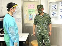 指揮官向醫生諮詢官兵接種狀況。(圖/文:莊媛婷)