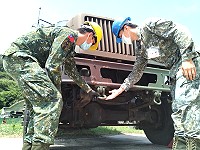 幹部細心對新進官兵講解車輛教導車輛如何檢查。(圖/文:黃朝瑋)