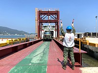 官兵指揮軍車從甲板載運物品出船艙。(圖/文:郭宣綸)