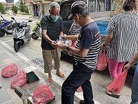 　季頭螃蟹北竿塘岐熱賣，不到十分鐘50斤被搶光光。（圖／文：陳鵬雄）