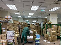 　由於疫情減班，臺馬之星載運民生物資、郵包爆大量，郵局人員忙翻天。（圖／文：馮紹夫）
