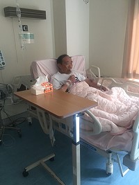 東引榮民鄭龍飛近日身體不適,在東引鄉長林德建等人協助下前往南竿治療;鄭伯伯感謝各界協助,現在逐漸康復中。(圖:基隆市榮民服務處)