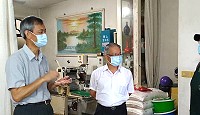疫情紓困,福建更生保護會慰助轄內貧困更生人家庭,由身兼董事長之金門高分檢署檢察長洪培根前往探慰小額創業貸款更生人。(圖:福建更生保護會)