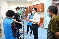 　旅台鄉親張先生致贈縣府1台高流量濕化氧氣經鼻導管系統（簡稱HFNC），縣長劉增應感謝鄉親義舉及慷慨解囊，對防疫工作最大肯定。（圖／文：曹重偉）