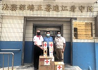 疫情嚴峻,人間有暖,紅會舉辦關懷更生、迎向未來探監行動,由會長曹爾忠一行關懷受刑人及致贈熱水保溫瓶,展現社會關懷。(圖:紅十字會馬祖支會)
