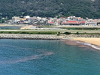 　26日塘后澳口出現濃濃赤潮，淚況雖好，遊客卻因疫情無緣體驗。（圖／文：陳鵬雄）