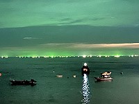 　從橋仔向大陸望去，夜間燈火捕魚船一字排開聲勢驚人。（圖／文：陳鵬雄）