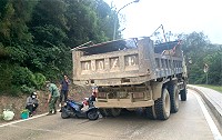 梁上兵在車禍現場,立即主動前往關心受傷民眾傷勢,展現軍民一家親精神。(圖/文:潘仕霖)
