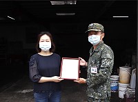 唐主任代表防區致贈志工媽媽聘書,並感謝媽媽們為官兵服務及支持。(圖/文:莊媛婷)