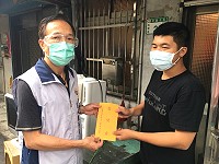 桃園市軍人服務站房站長,代軍友社前往致贈慰問金,使官兵倍感各界及部隊給予溫暖。(圖/文:陳亭君)