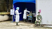 簡易快篩站區分等候報到區、待命區、採檢區、檢體判讀區等,官兵井然有序聽從指揮。(圖/文:許智堯)