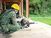 射擊時由助教擔任安全軍官,指導官兵射擊,提升準確度。(圖/文:程婉琳)