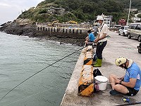 　首批鯷魚報到，北竿橋仔港出現零星釣客體驗鯷魚樂。（圖／文：陳鵬雄）