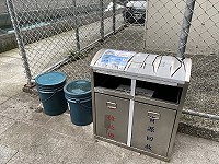 口罩不亂丟,防疫顧生態,環資局針對拋棄口罩加強稽查,針對醫院、公車站等易丟棄口罩場所增設口罩收集桶及提高清理頻率。(圖/文:曹重偉)