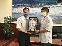 　縣府行政處科長陳萬利、文化處辦事員陳玉建7月退休，縣長劉增應感謝兩人任職期間的貢獻與付出。（圖／文：吳嘉榮）