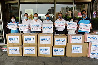 　國民黨連江縣黨部29日捐贈縣疫情指揮中心防疫物資，包括防護衣300件、快篩劑780個、護目鏡600個及防護面罩2000個，由縣長劉增應代表接受。（圖／文：曹重偉）