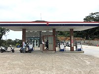 梅石加油站基座汰換工程完成,兩台新裝設加油機均已順利啟用,民眾可以恢復原先習慣的動線進出加油站。(圖/文:曹重偉)