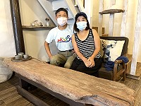 　芹壁愛情海民宿張德雄、蔣雲鳳夫婦倆用馬祖隨處可見的漂流木打造特色民宿。（圖／文：陳鵬雄）