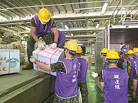 官兵將冷副食品齊力搬運上軍車。(圖/文:郭宣綸)
