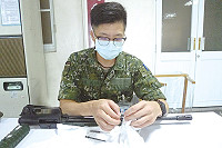 官兵細心實施槍枝零件拆卸、保養及組裝作業。(圖/文:賴閩蝶)