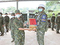 大隊長頒發運動飲料,慰勉射擊官兵辛勞,全力爭取佳績。(圖/文:程婉琳)
