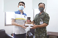 參謀長代表防區指揮官及全體官兵們,致贈點心及飲品給連江縣立醫院及所有醫護人員。(圖/文:莊媛婷)