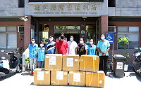 　台馬攜手抗疫，立委陳雪生與張金鑾文化藝術基金會共同捐贈縣府防疫物資，由副縣長王忠銘等人代表接受並回贈感謝狀。（圖／文：曹重偉）