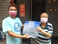 面罩戴起來,安心一起來,馬港村長陳智偉自掏腰包贈送每家戶防護面罩,6日挨家挨戶贈送給村民,收到民眾都直呼村長真貼心。(圖:馬港大小事粉專)