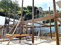 　橋仔五間排歷史建築修復展開全屋木結構施工，預定今年9月左右可完工。（圖／文：陳鵬雄）