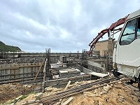 　海大馬祖校區學生宿舍興建工程整體進度穩定，現正展開地基混凝土澆灌作業。（圖／文：陳鵬雄）