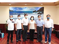 勞工保險局馬祖辦事處專員兼主任曹奮清(左3)榮退、連江地檢署書記官長李瑩芳(右3)榮調,縣府頒發榮譽縣民證。(圖:連江縣政府)